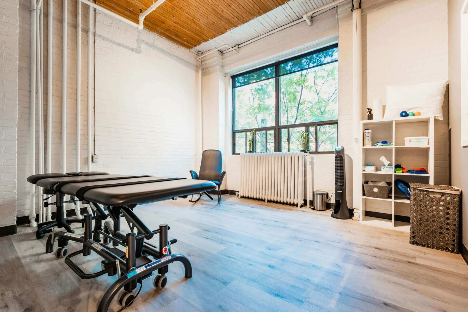 PhysioDNA clinical treatment room with therapy tables